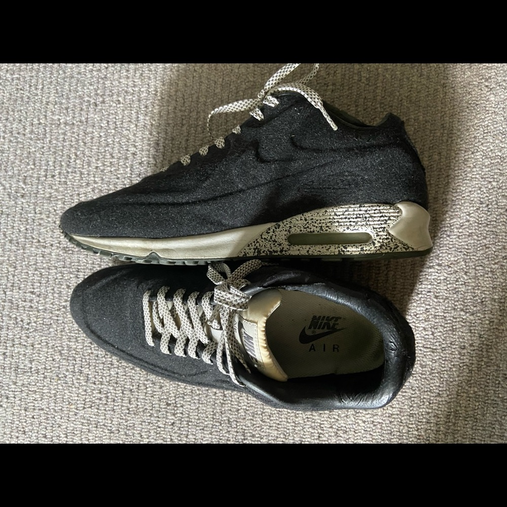 Nike men’s sneakers. Gently worn, but in good condition!